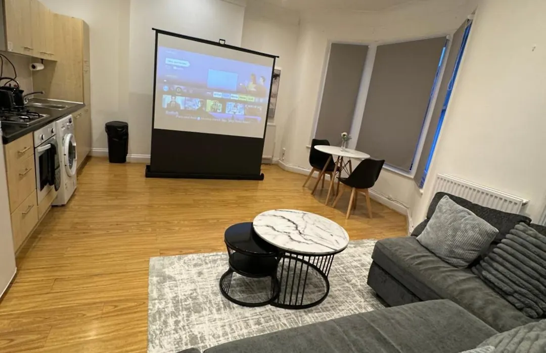 Spacious 2 Bed Flat In London-1