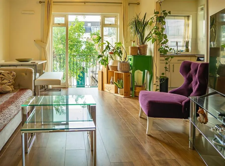 Adorable Hackney Flat With Balcony-1