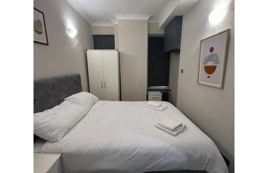 Fabulous 3 Bed Flat Near Edgware Road Station-1