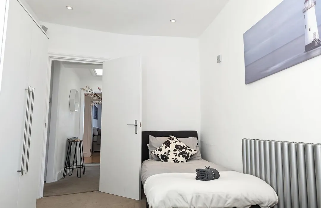 Hyde Park 3 Bedroom Flat-1