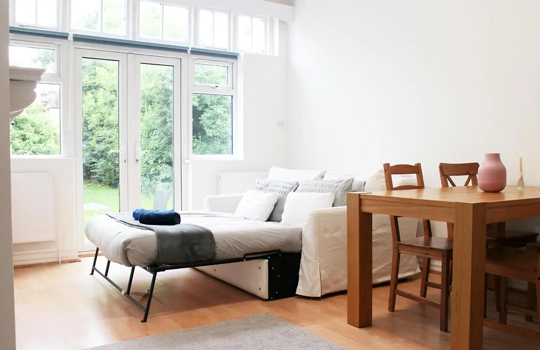 Large Garden Apartment On Golders Green High Road-1