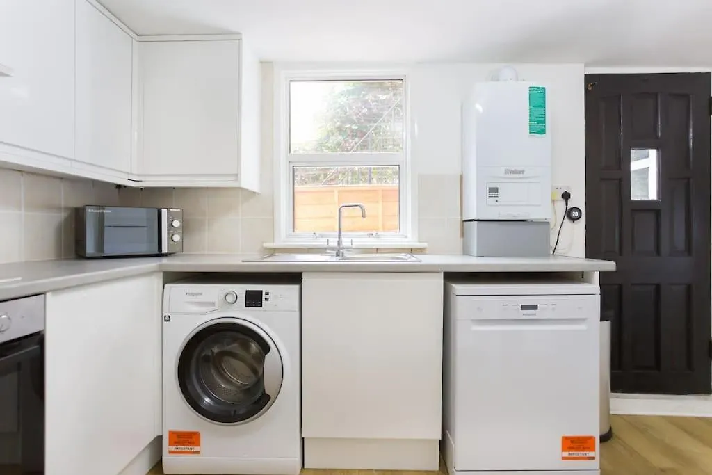Two Bedroom Apartment In Dalston-1