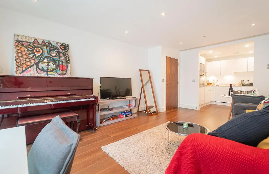 Stylish And Comfortable Canary Wharf Apartment Perfect For Long Stays-1
