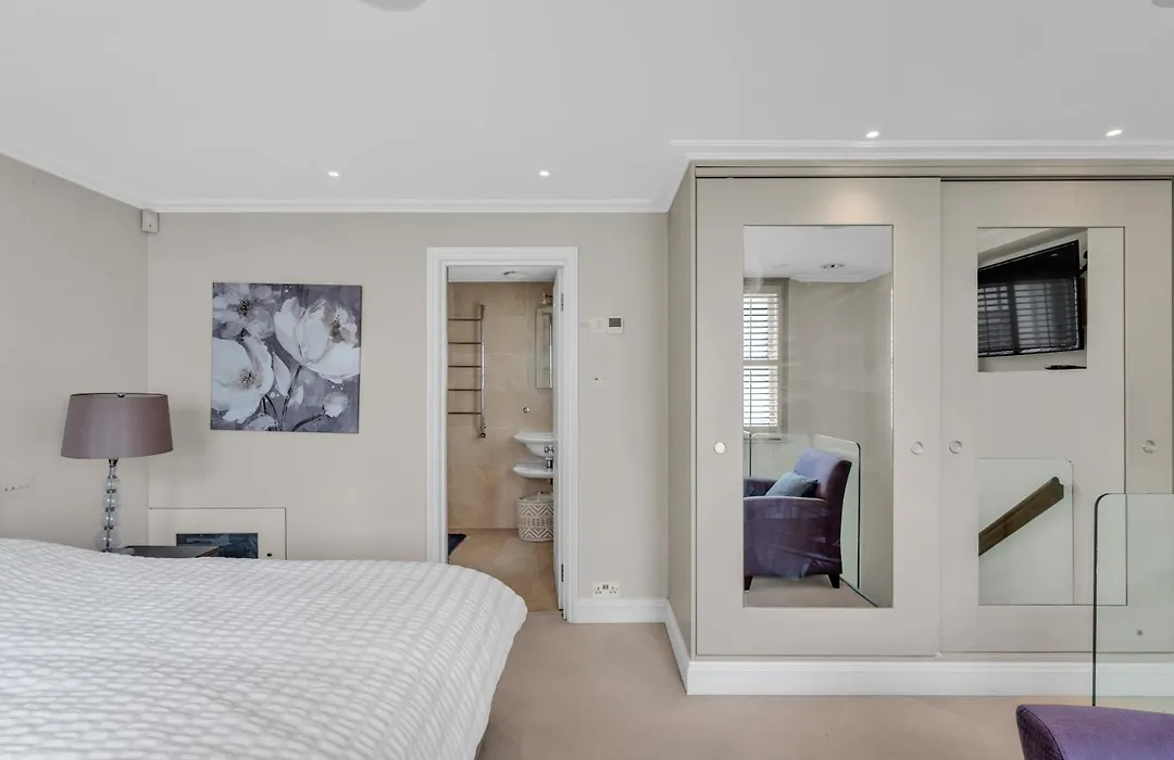 3-Bed Grand Triplex In Westminster-1