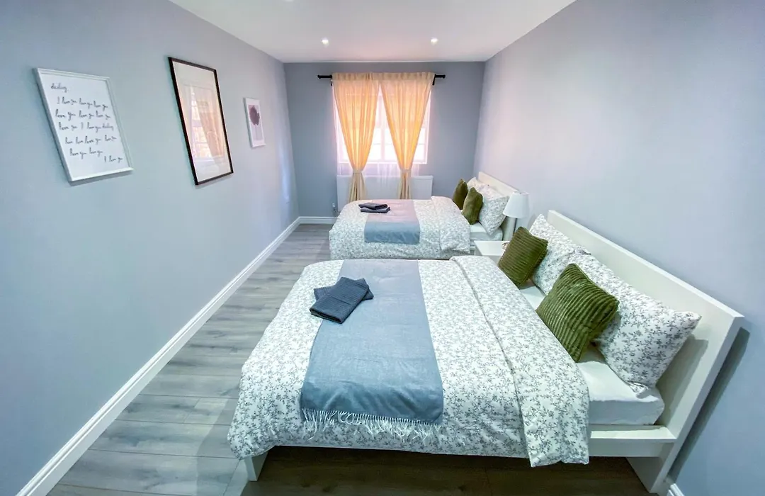 Modern 1-Bedroom Flat, 5 Guest, London - F2-1