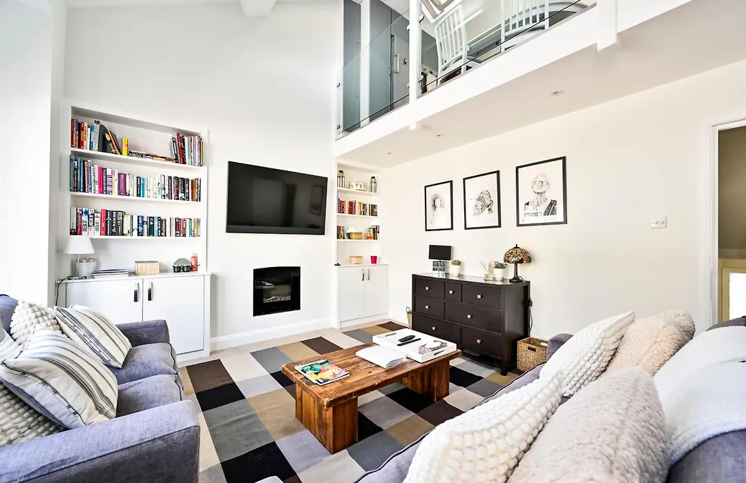New Chic 3-Bed Flat In Clapham-1