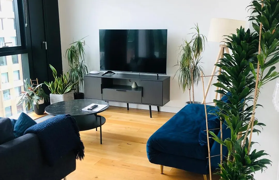 Luxury 2 Bedroom Apartment 20 Min From Central London-1