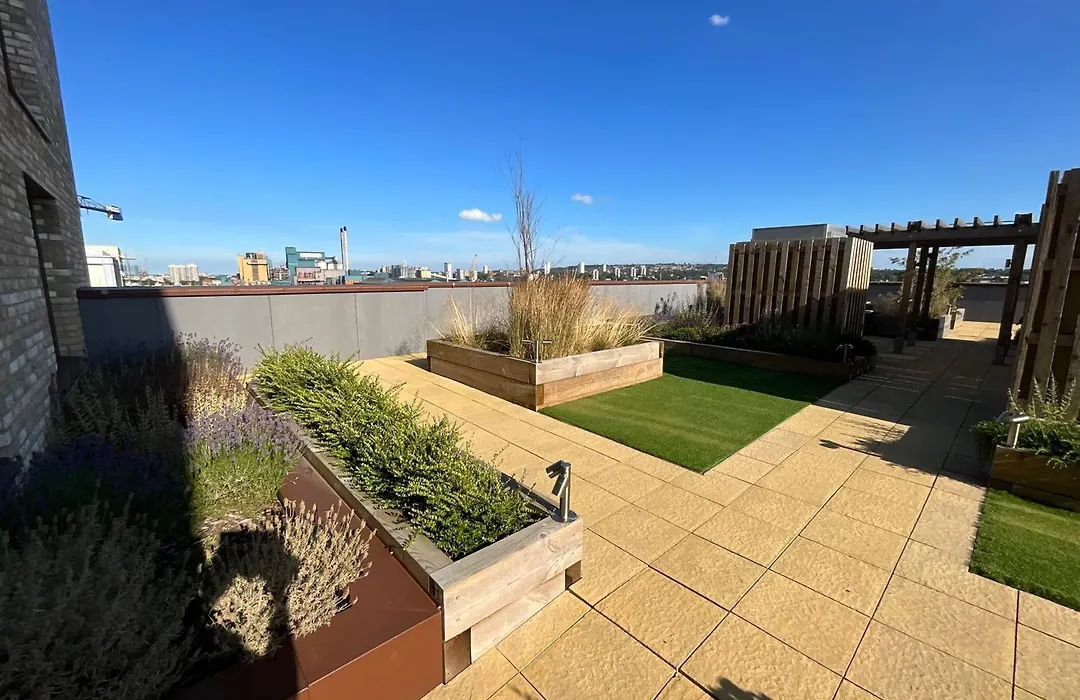 Deluxe Double Bed In Shared Apt Near Canary Wharf, City Airport & O2 Arena With Thames View-1