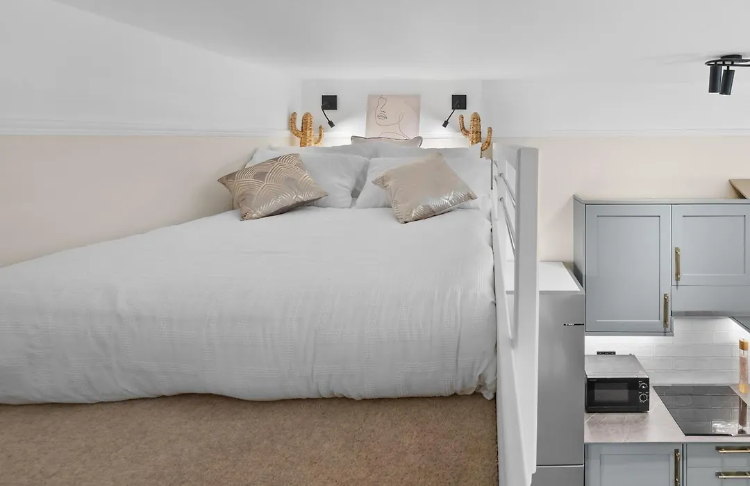Vichy - The Hampstead Star | Prime Location-1