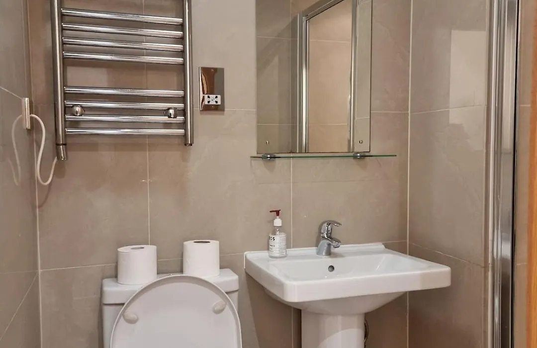 F302-3Rd Floor Studio For 2 Near Hyde Park-1