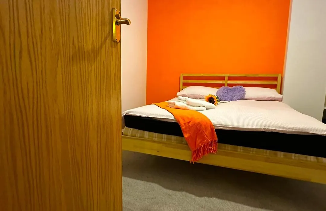 Ealing Common - Orange Apartment-1