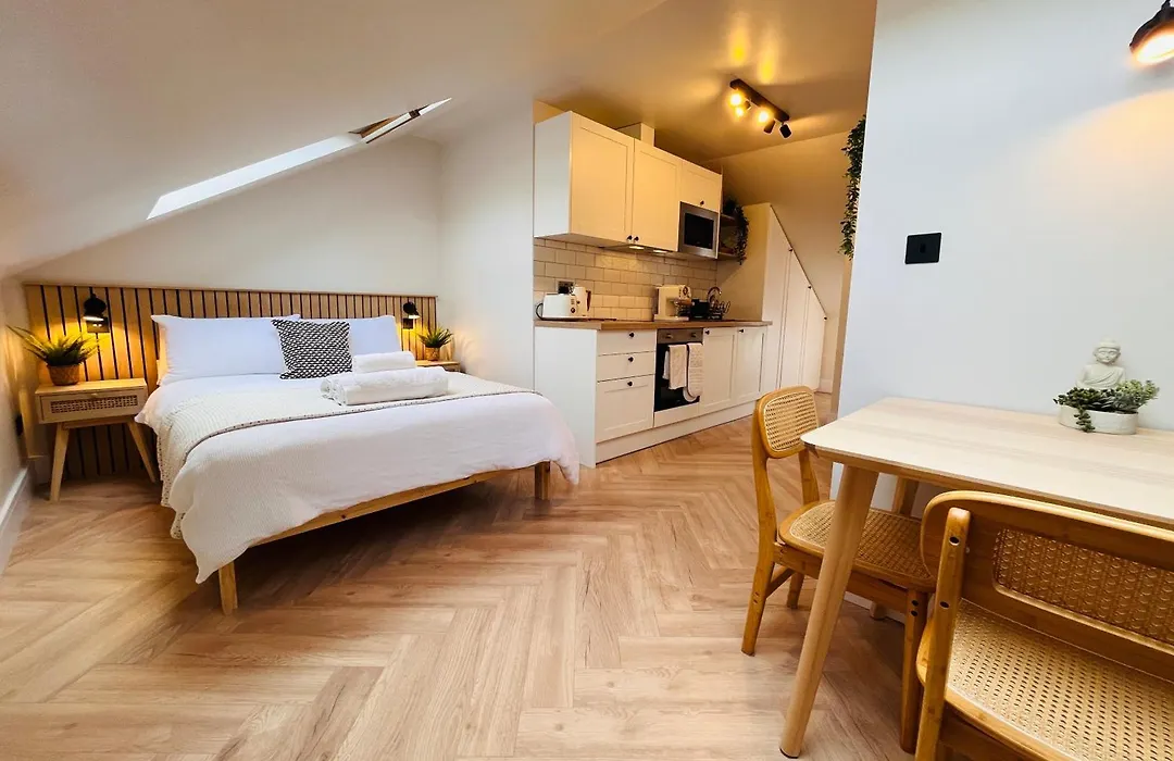 The Nook Londons Swanky Studio With Free Parking-1