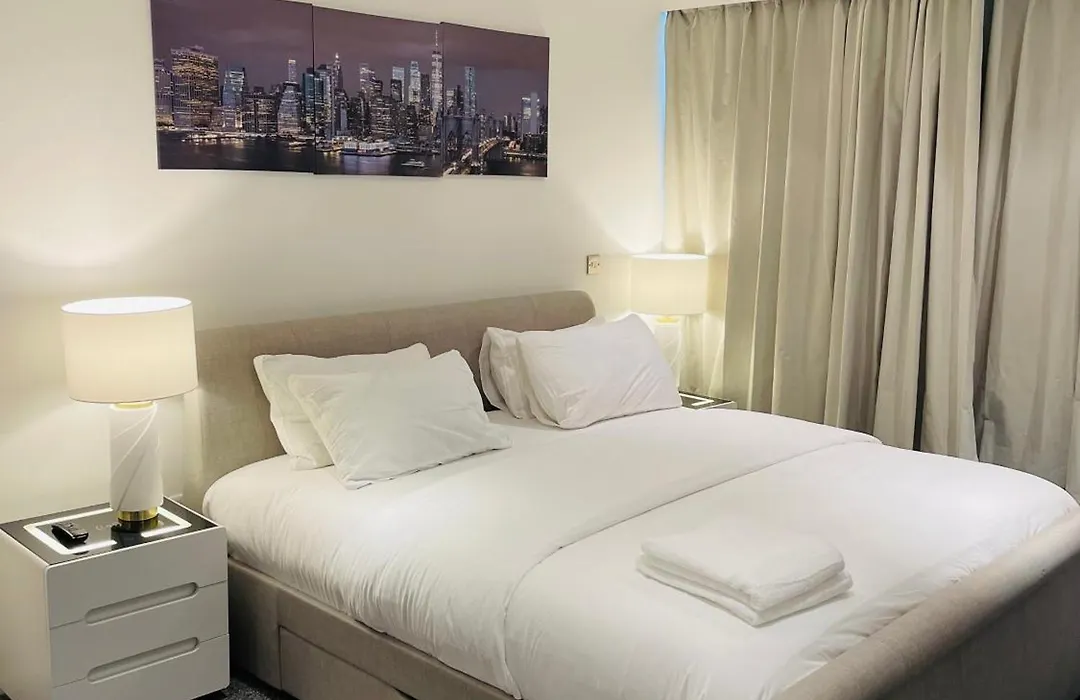 Modern Luxury 2 Bedroom Apartment In London Excel-1