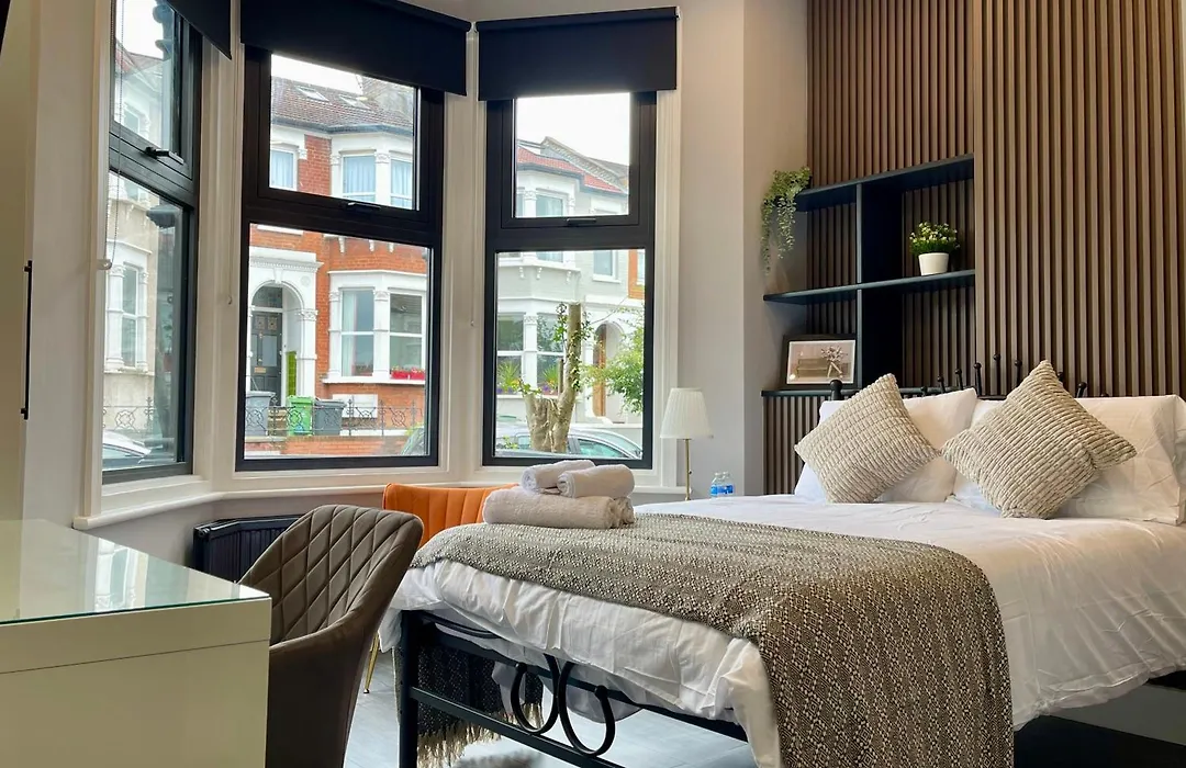 Luxury Guest House In Vibrant London Area-1