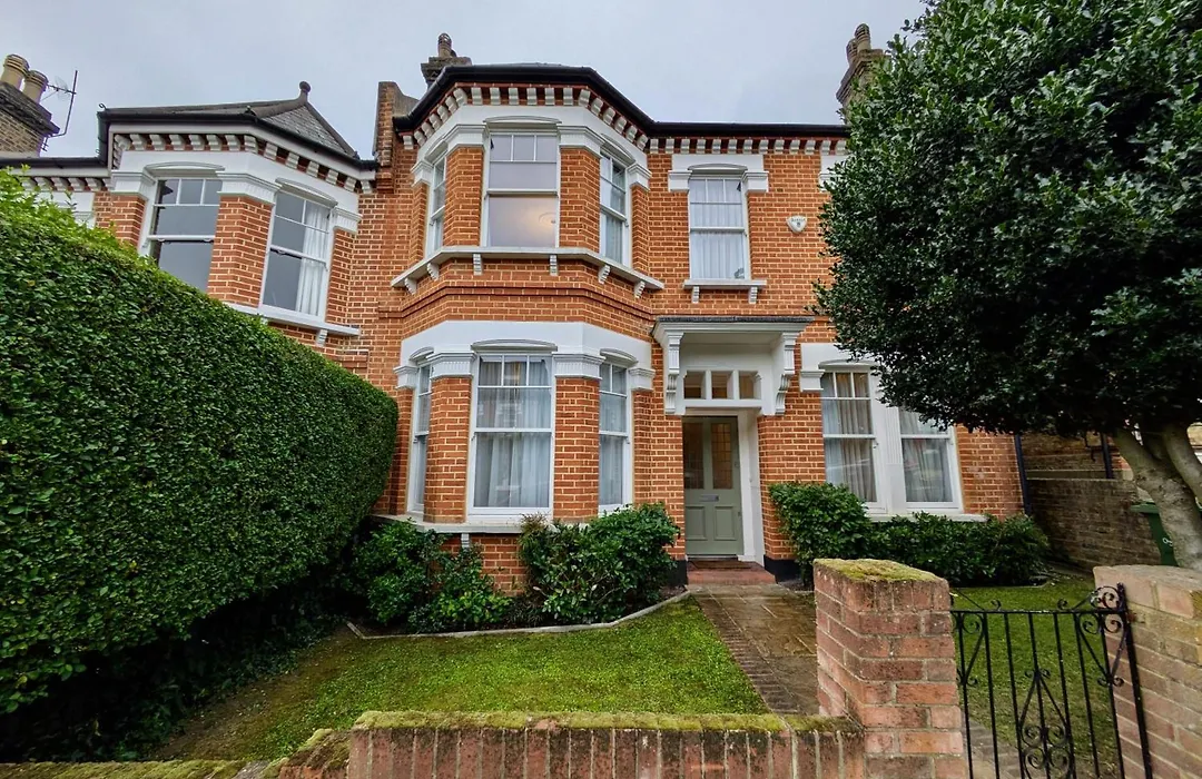 Impressive 5Br Family Home In Leafy-1