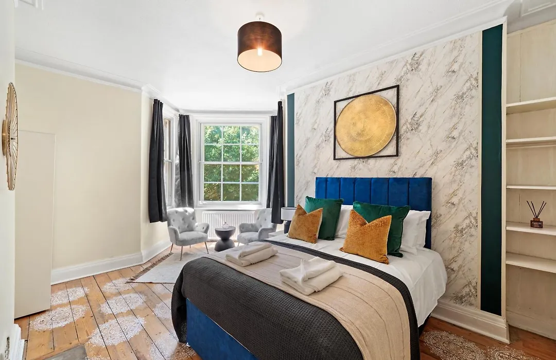 Modern Deluxe 3 Bed In Putney - Parking-1