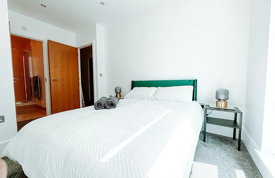 Two Bedroom Luxury Waterfront Apartment In London-1