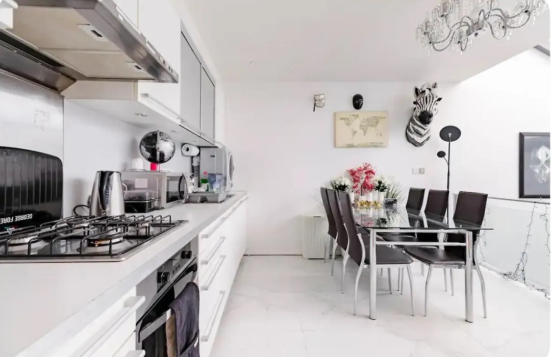 Air-Conditioned Lockable Ensuite Room In Modern Space With Shared Kitchen Fast Wifi-1