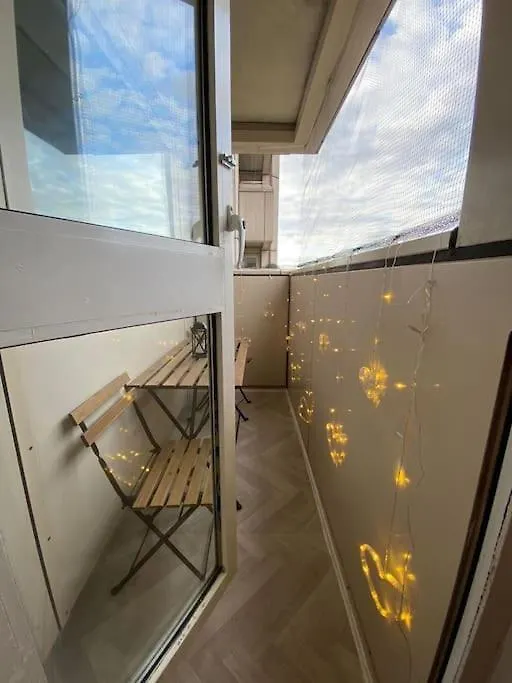 Comfy Entire Flat With City View Balcony In Regents Park, Camden, Central London-1