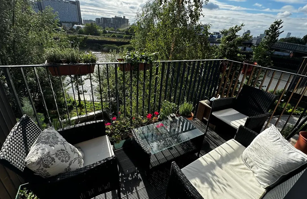 London City Island 1 Bedroom Luxury Apartments, Private Balcony-1