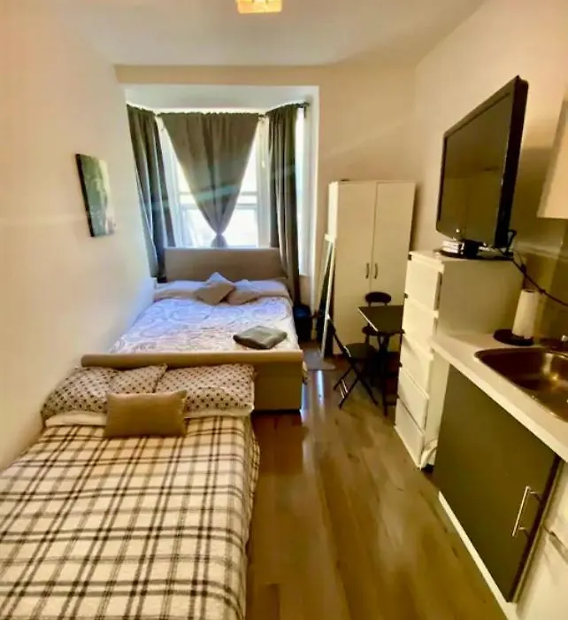 Modern Studio Apartment Sleeps 4 People Opposite Westfield Shepherds Bush-1