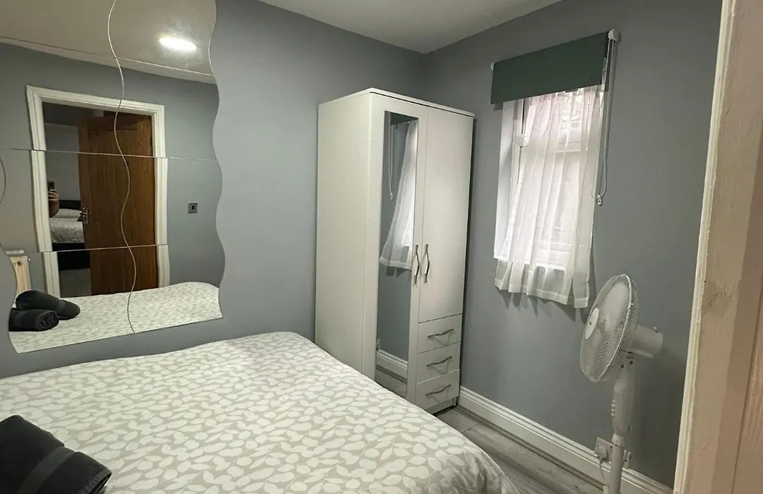 Central London - Ground Floor 2 Bedrooms Apartment-1