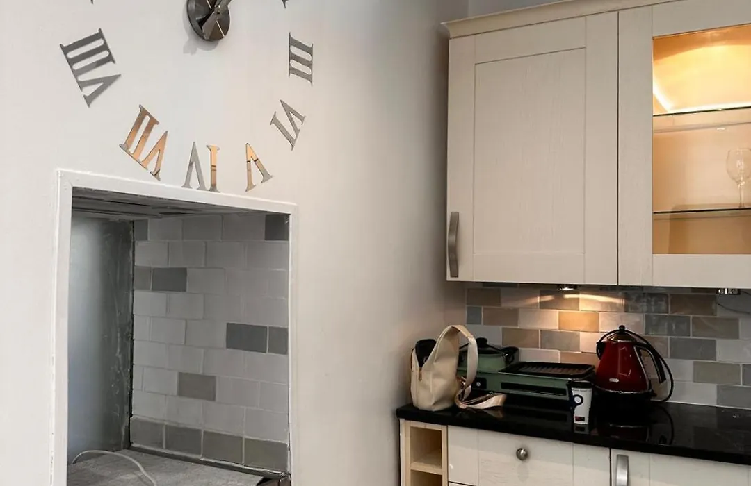 2 Bedroom Flat Wembley-1