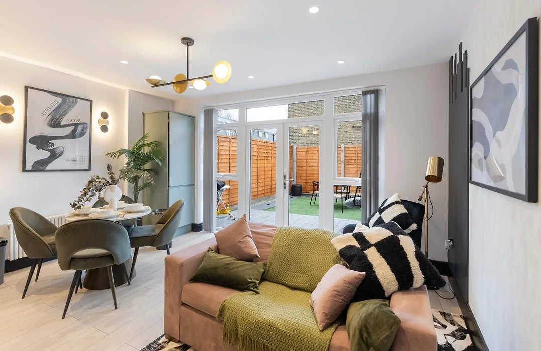 Unwind In Style 2Br With Cozy Backyard For Groups-1