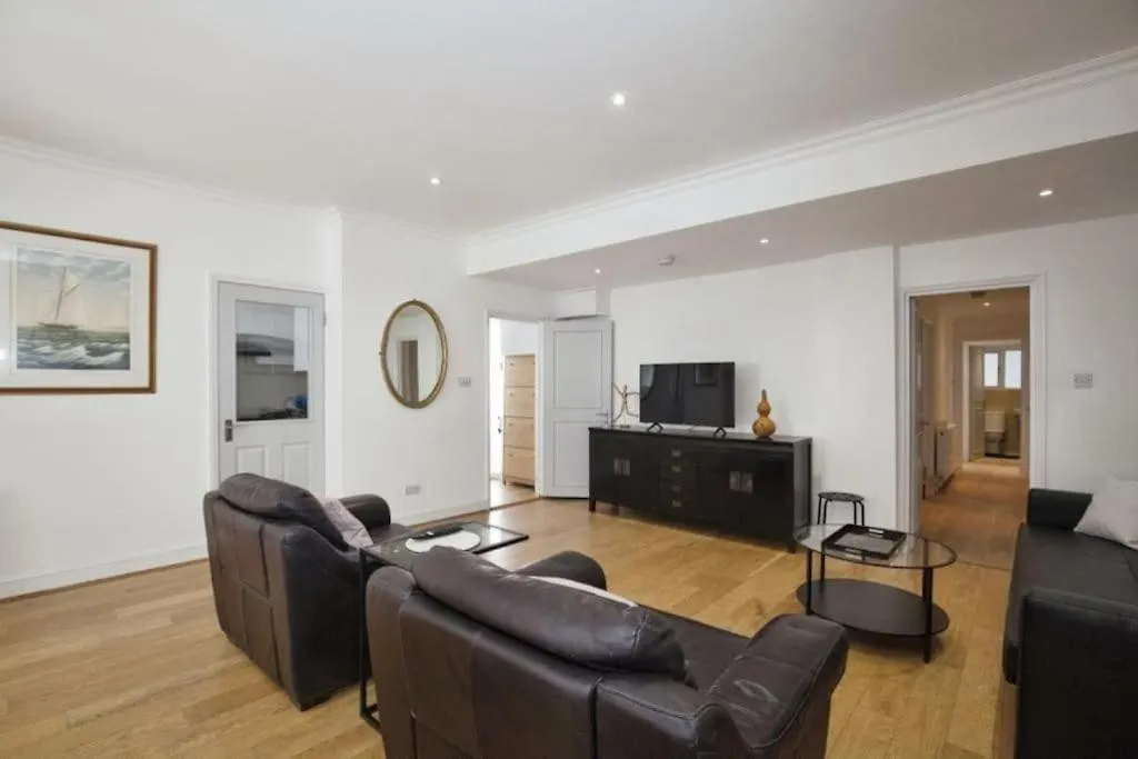 Lovely Kensington Flat-1