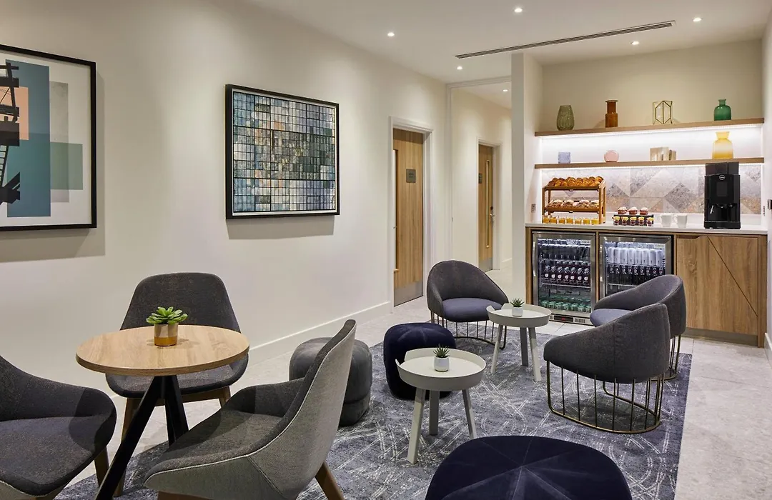 Courtyard By Marriott London City Airport-1