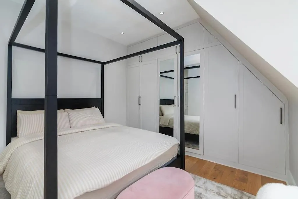 Modern Spacious 2 Bedroom Flat Near Richmond Park-1