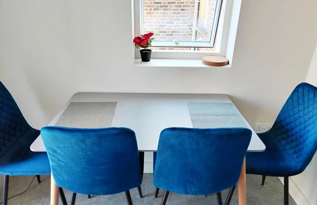 New Refurbished One Bed Flat In The West London-1