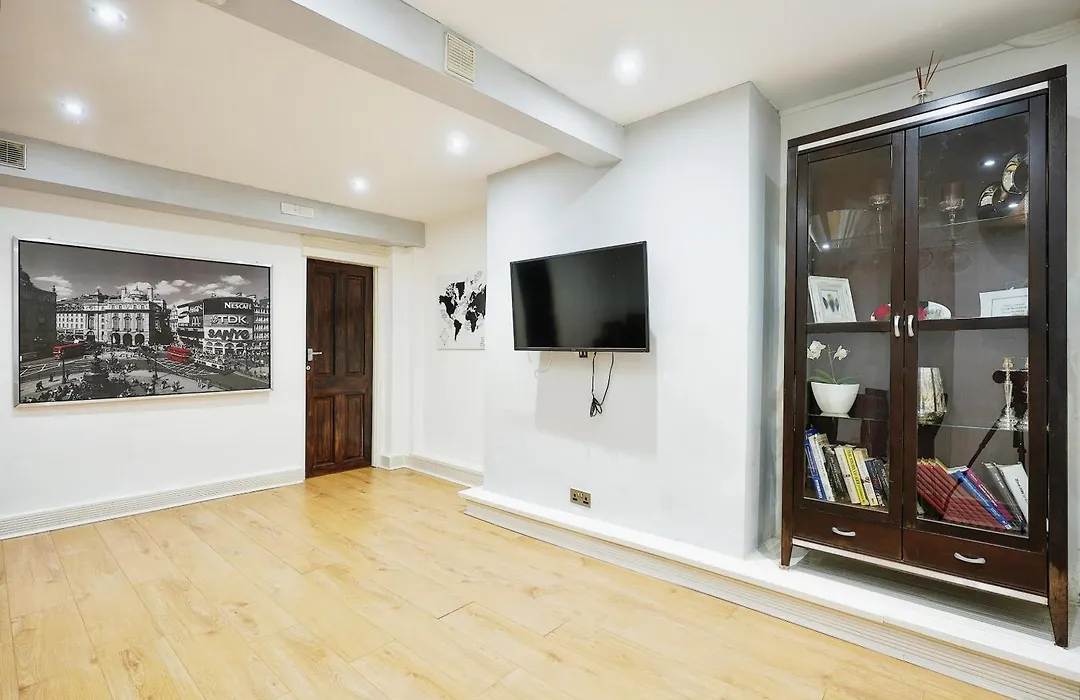 Modern Comfy And Central 5 Star Location Doublebeds-1