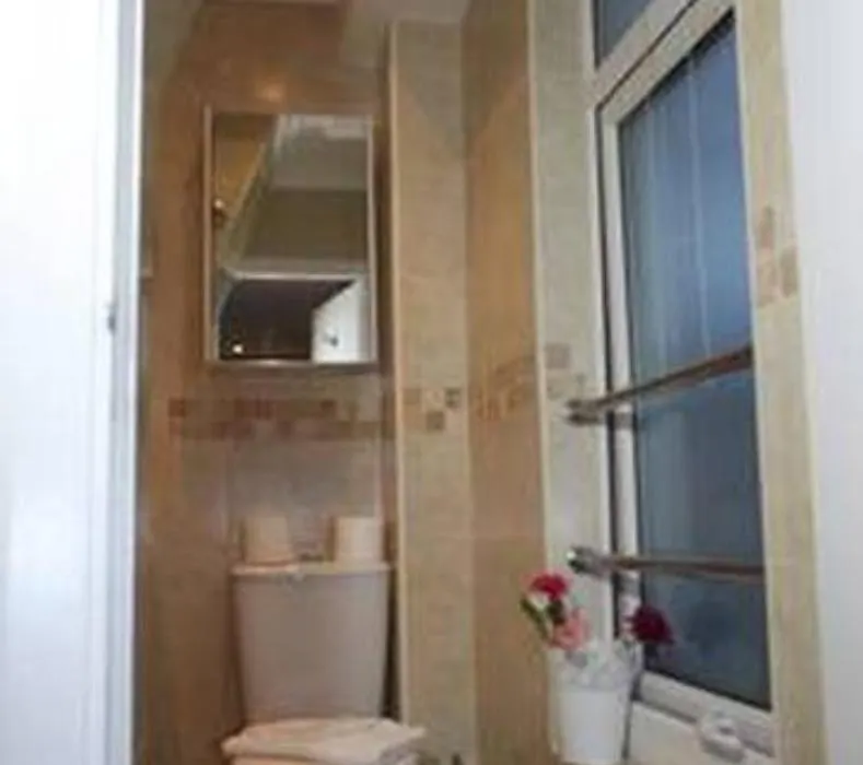 ApartaSuites London Emerald-1