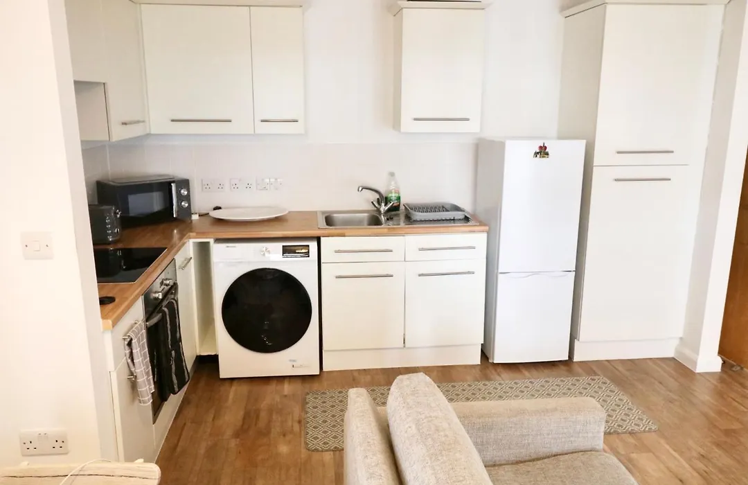 Modern 2 Bed Close To Station-1