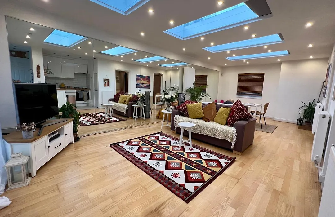 Beautiful Garden View Apartment London-1