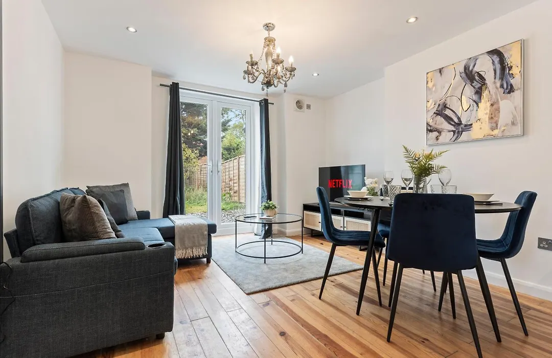Charming 2-Bed Flat With Garden In London-1