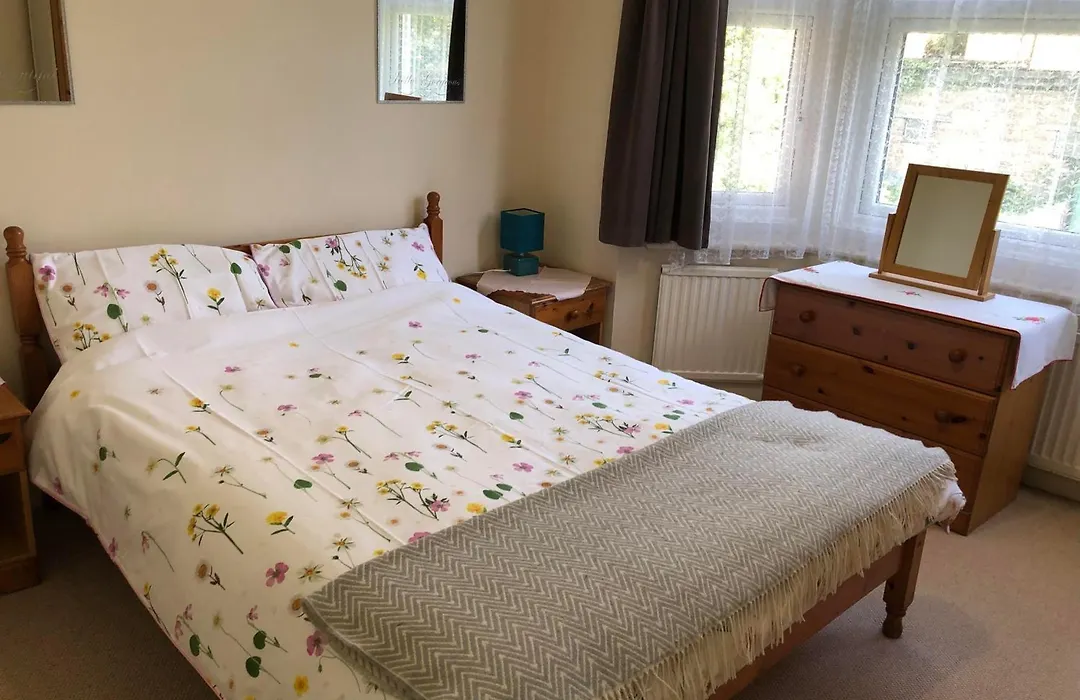 Spacious West London 2 Bedroom Apartment-1