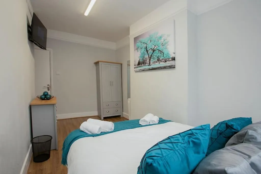 Large Stylish 2Bedroom Flat In Wood Green-1