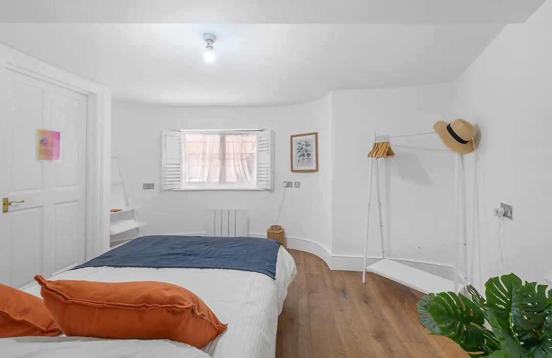 Well Connected 2 Bedroom Flat With Ensuite Bathrooms In London Se5-1