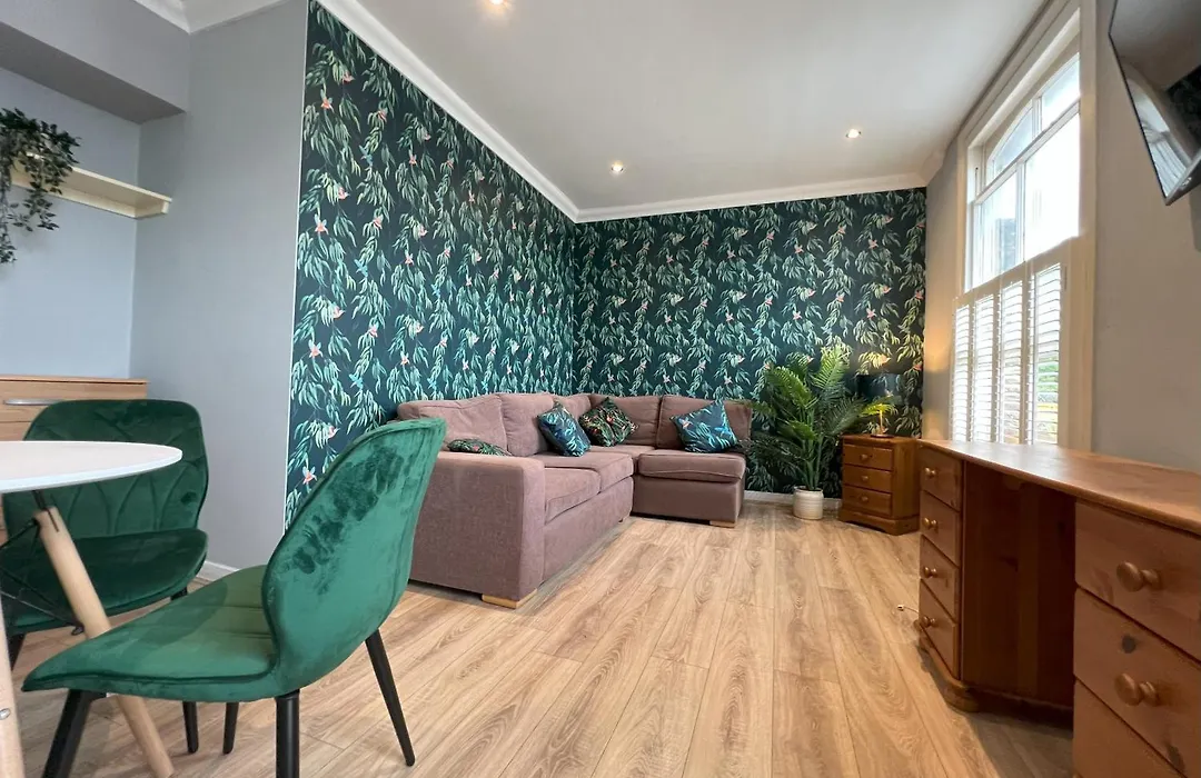 Two Bedroom Flat In London-1