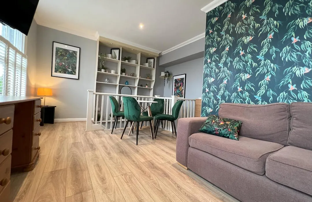 Two Bedroom Flat In London-1