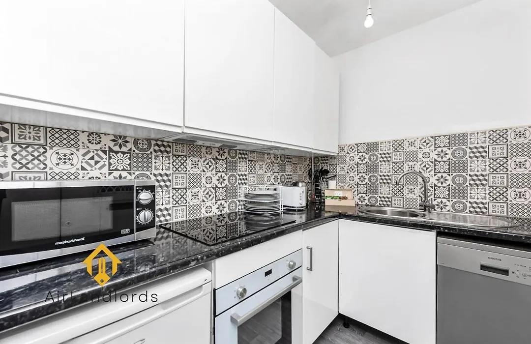 Fantastic 4 Bedroom Apartment In Russell Square-1
