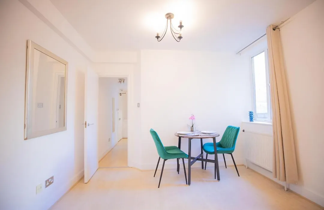Cozy Two Bedroom At Chelsea Cloisters Hotel-1