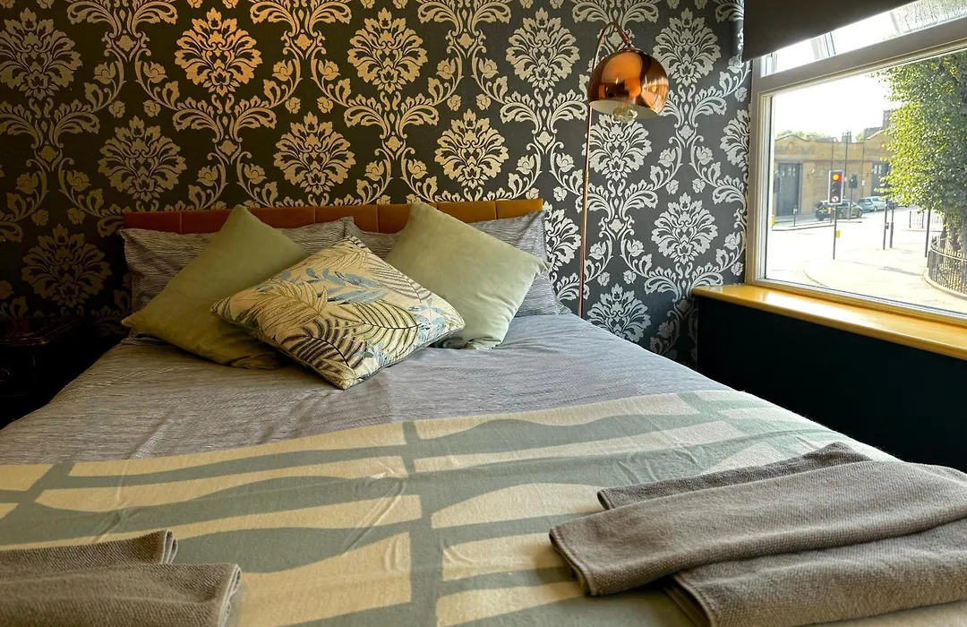 A Lovely 1 Bedroom Flat / Modern-Cosy-1