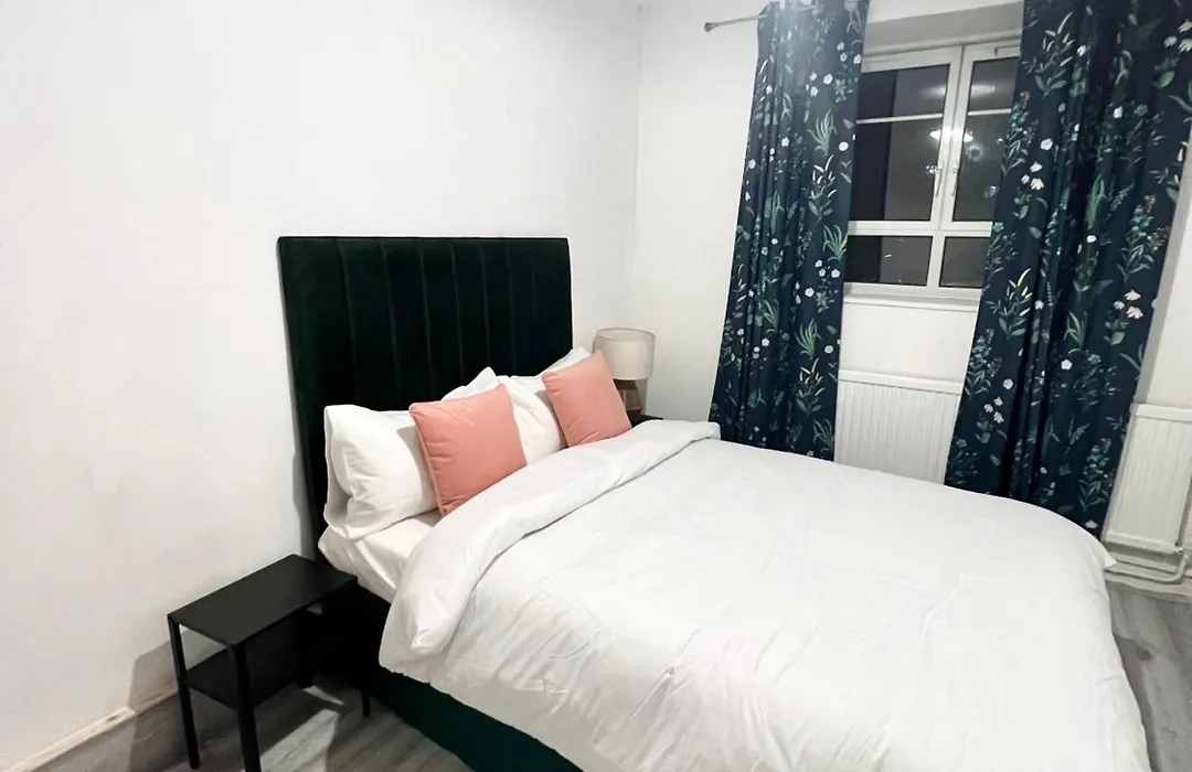 2 Bedroom Flat With Balcony In White City, Hammersmith-1