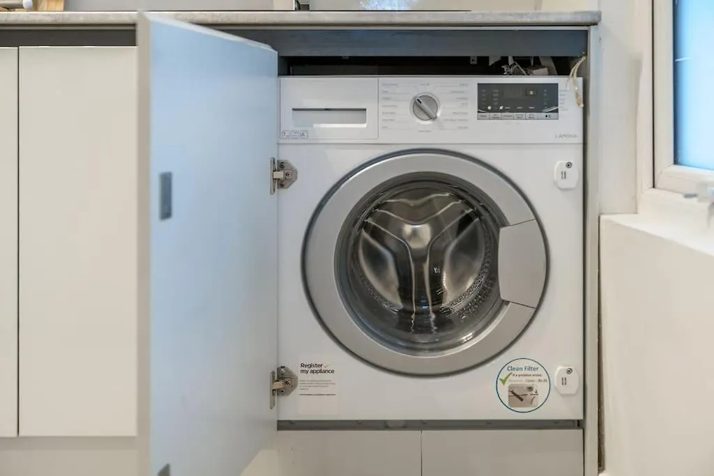 New 3Bed Stylish Apartment With Amazing Transport-1