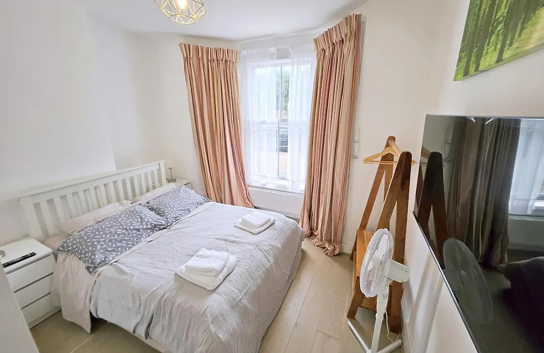 Two Bedroom Flat With Private Patio In Battersea-1