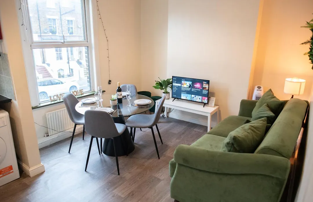 4 Bedroom Flat With High Speed Wi-Fi In North Acton, Ealing, West London-1