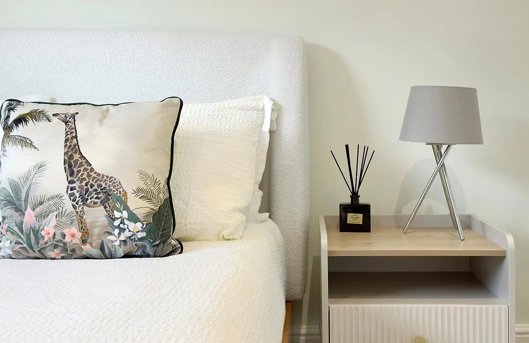 1 Bed Flat Minutes From Holland Park Station!-1